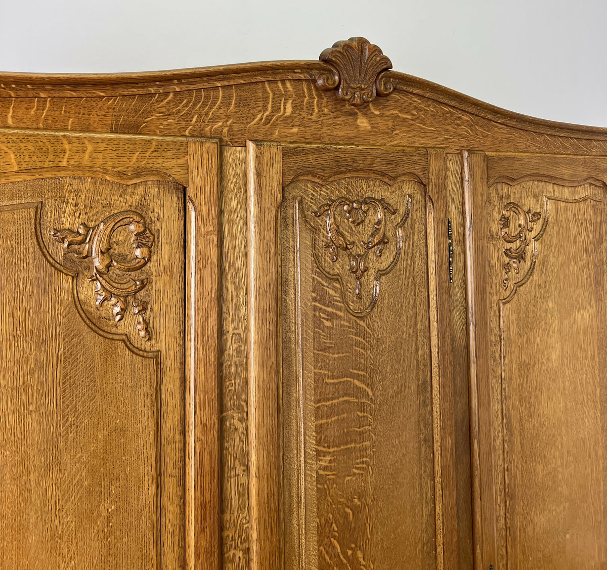 Wardrobe Vintage French Louis Oak Triple Door Carved Armoire Cabinet LOT 6535