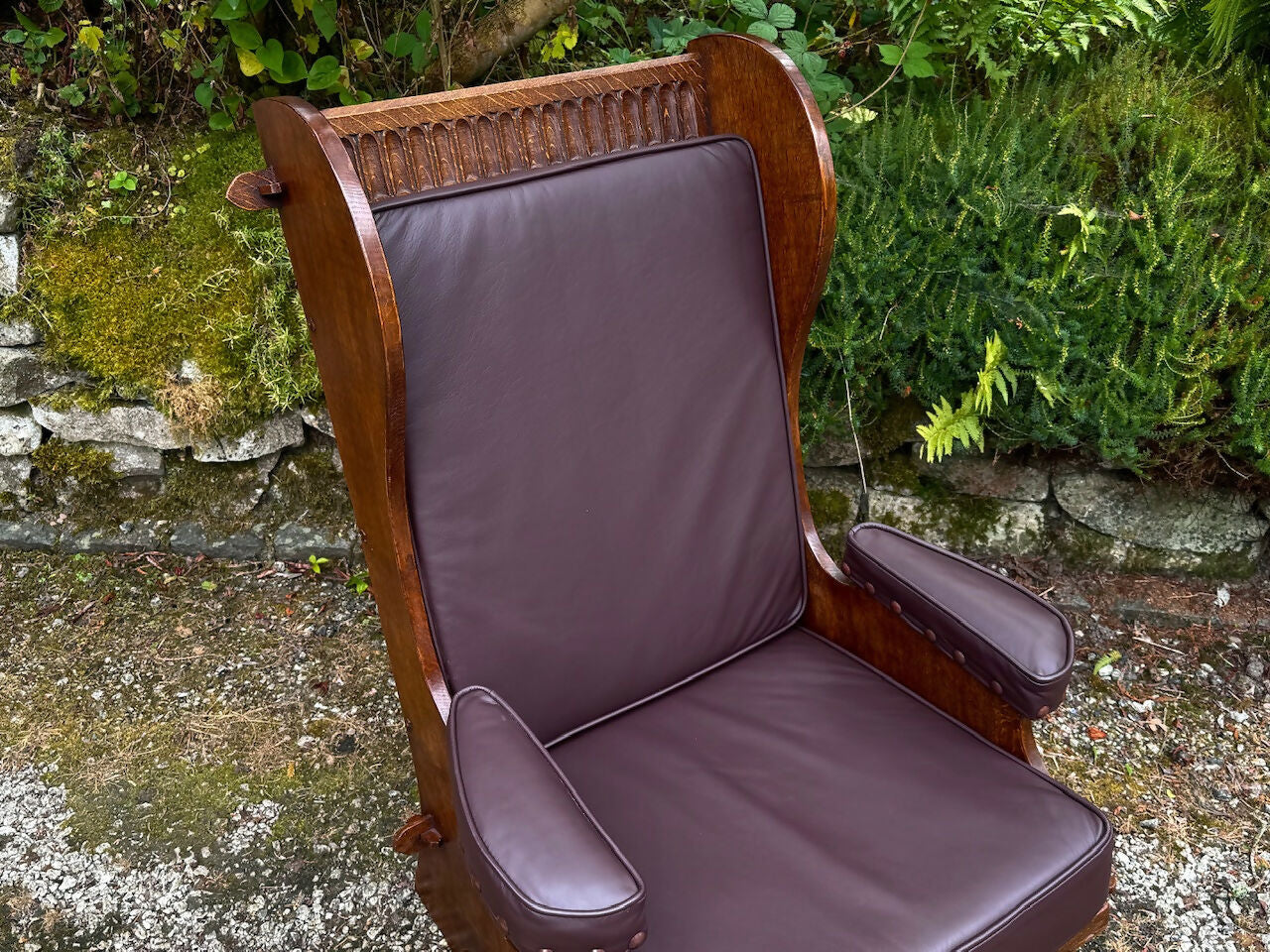A NIGEL RUPERT GRIFFITHS MONASTIC CARVED OAK LEATHER FIRESIDE CHAIR / ARMCHAIR