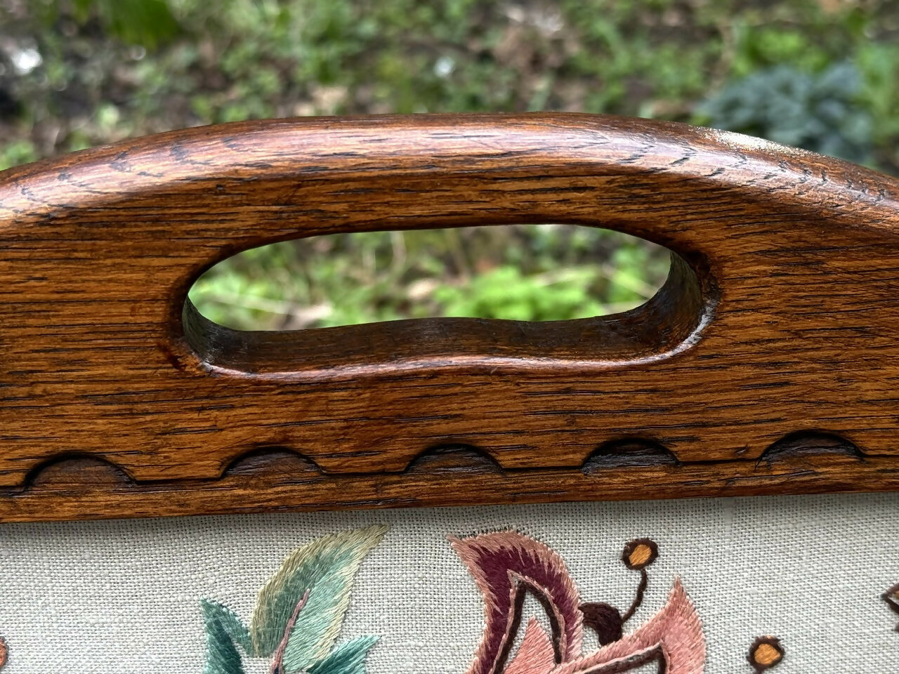 A RUPERT / NIGEL GRIFFITHS MONASTIC CARVED OAK FIRE SCREEN / STAND