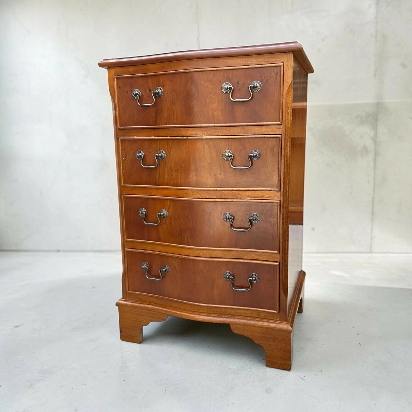 Vintage Georgian style chest of drawers / bedside table