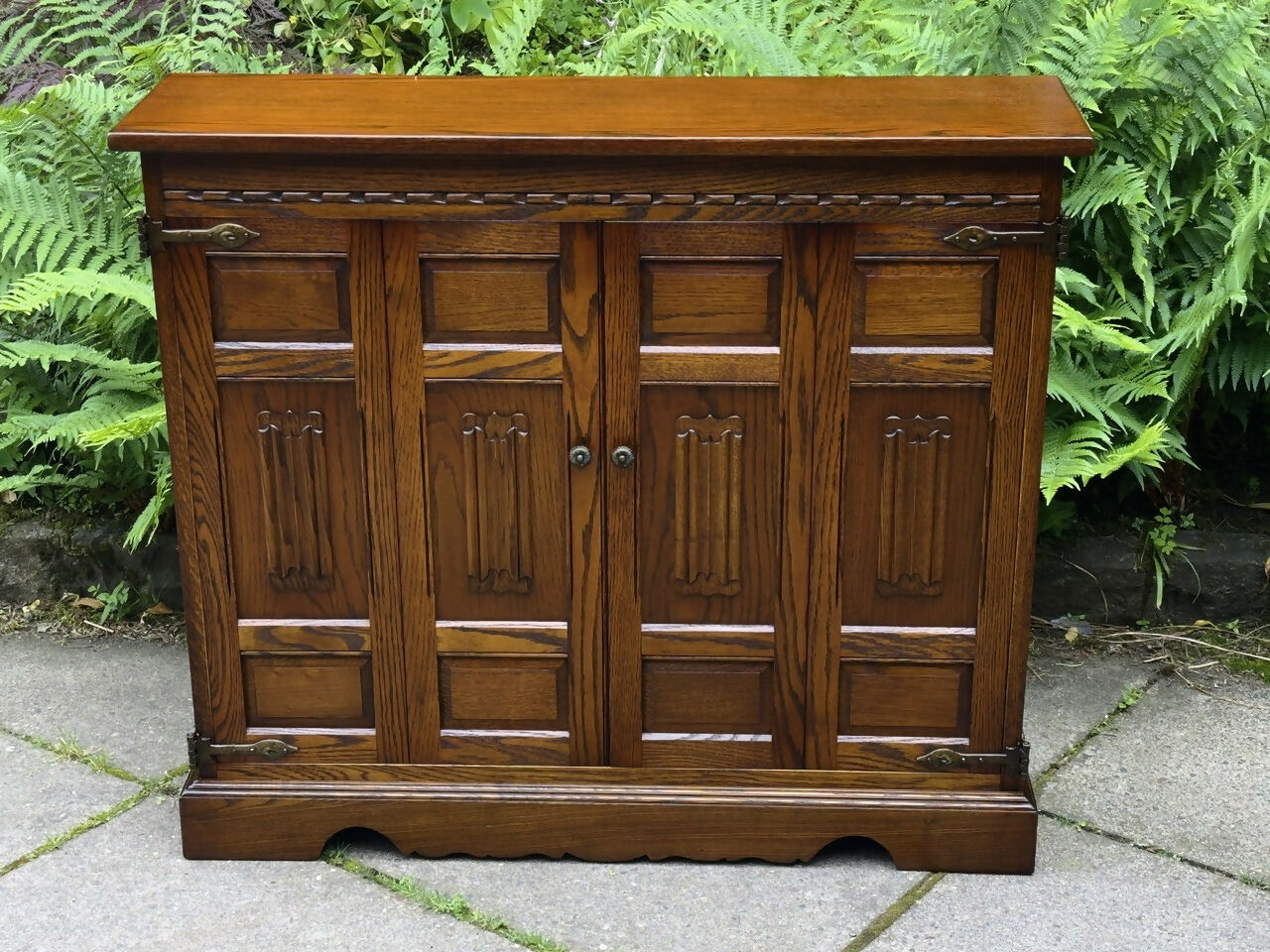 A WOOD BROTHERS OLD CHARM CARVED LIGHT OAK CD STORAGE CABINET / STAND