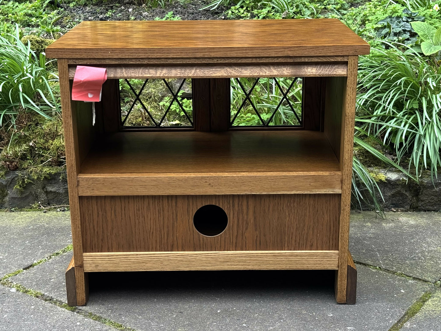 A WOOD BROTHERS OLD CHARM VINTAGE CARVED OAK TV MEDIA CABINET / STAND