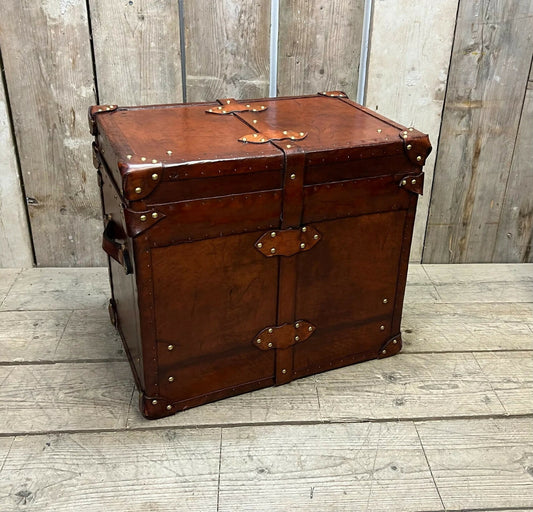 Antique Leather Luxury Campaign Style End Table Trunk Drawing Room Home Decor Furnishings