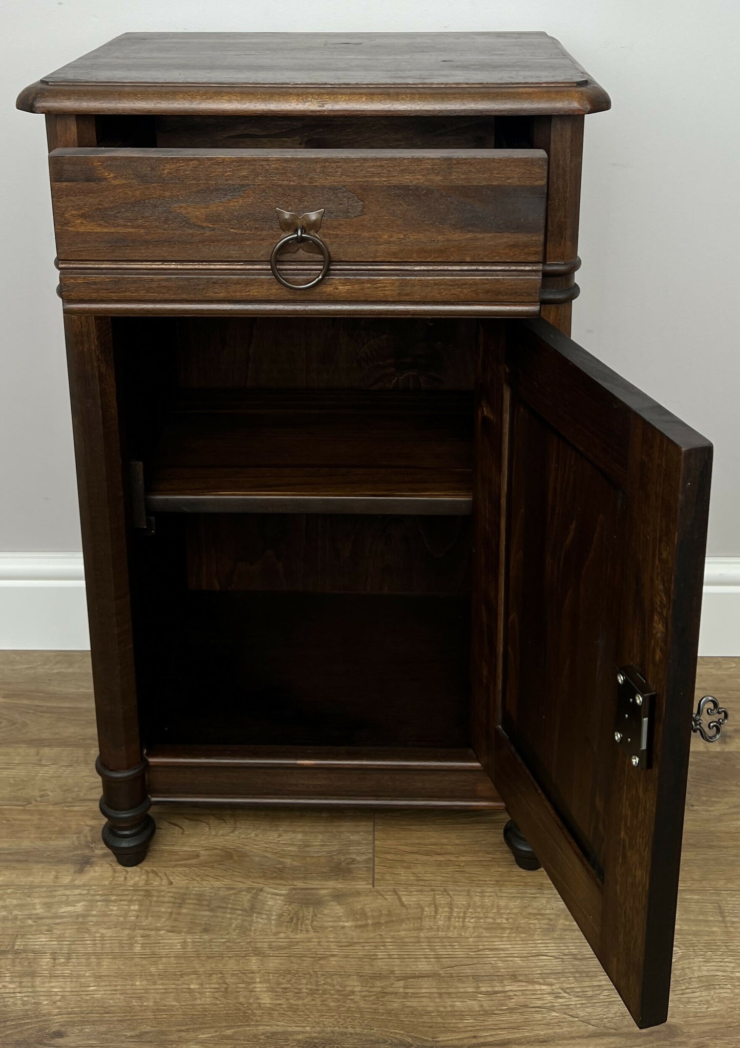 Pair of Bedside Tables Vintage French Style Nightstands Carved Cabinets LOT 6222