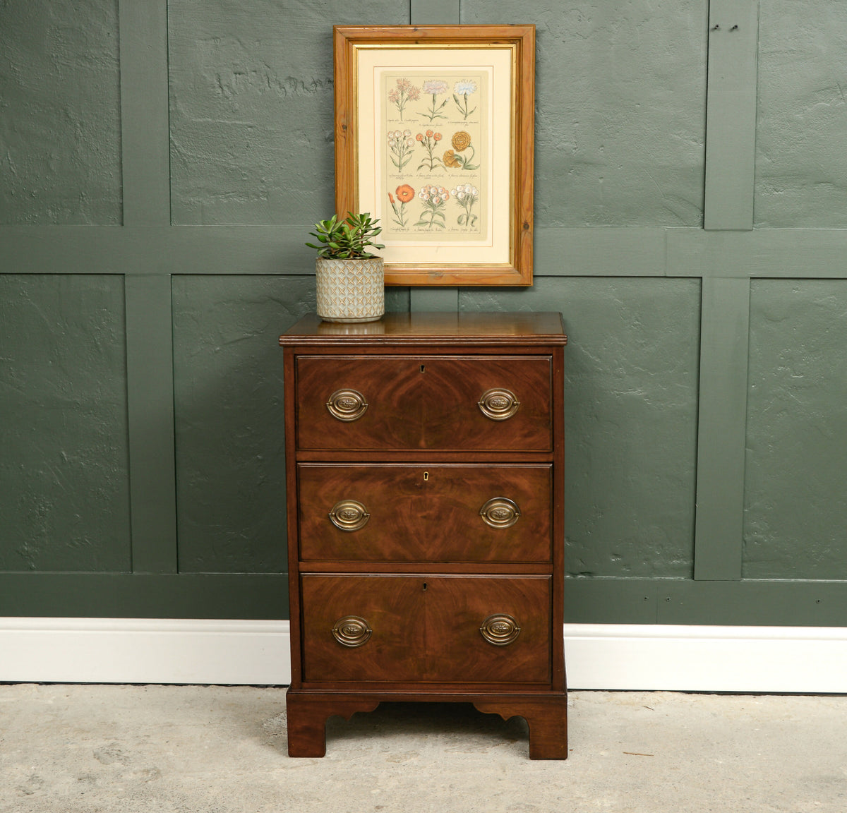 Small Georgian Mahogany Chest of Drawers with Bracket Feet