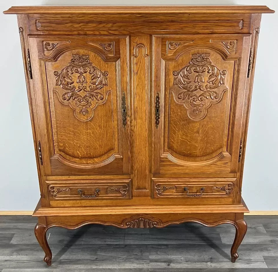 Cabinet Vintage French Louis XIV Oak Sideboard with Carved Cupboard LOT 4471