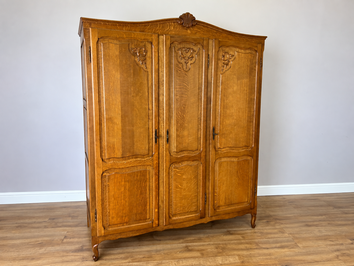 Wardrobe Vintage French Louis Oak Triple Door Carved Armoire Cabinet LOT 6535