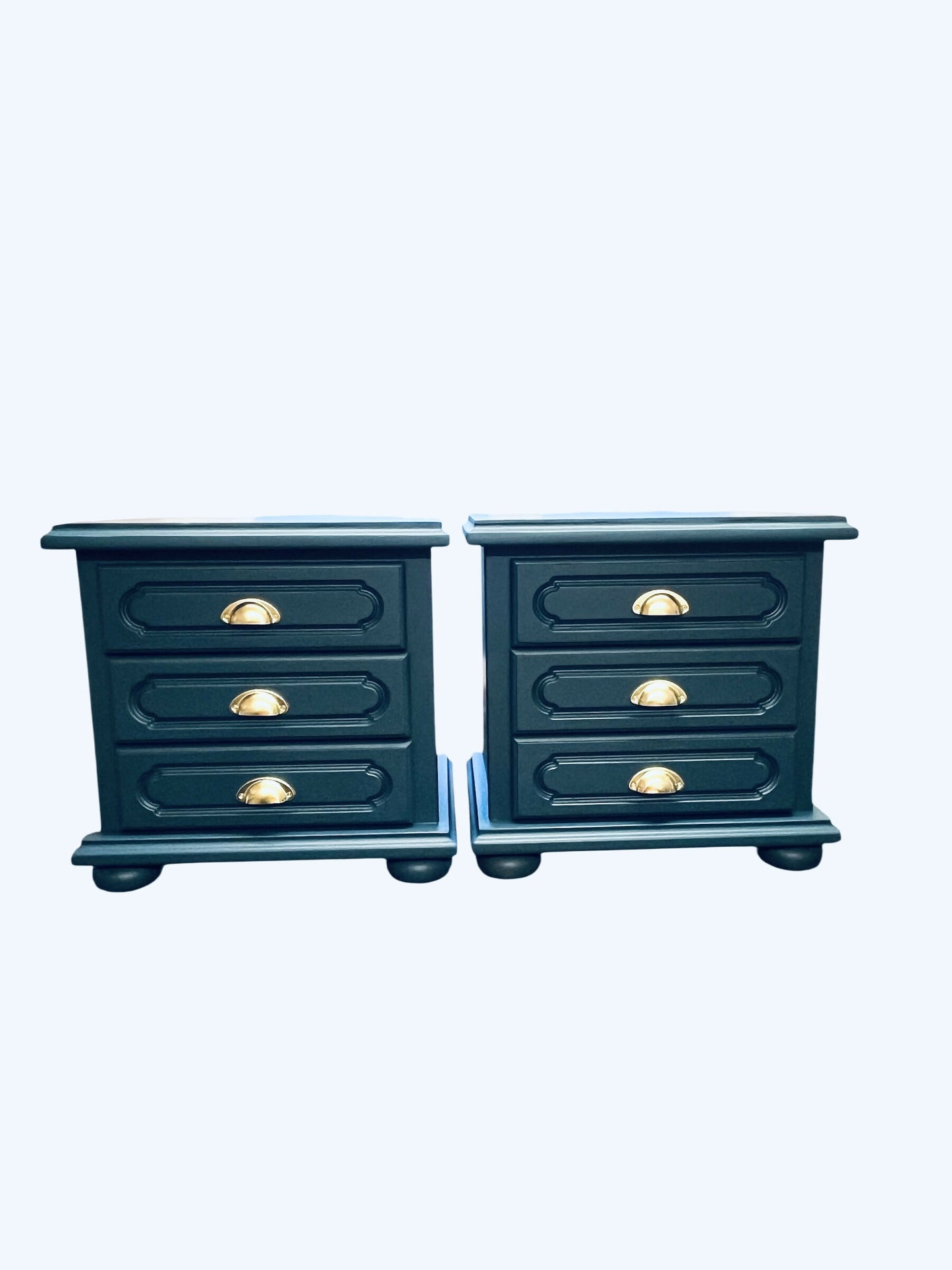 Mid-Century Modern Bedside Cabinets – Elegant & Timeless