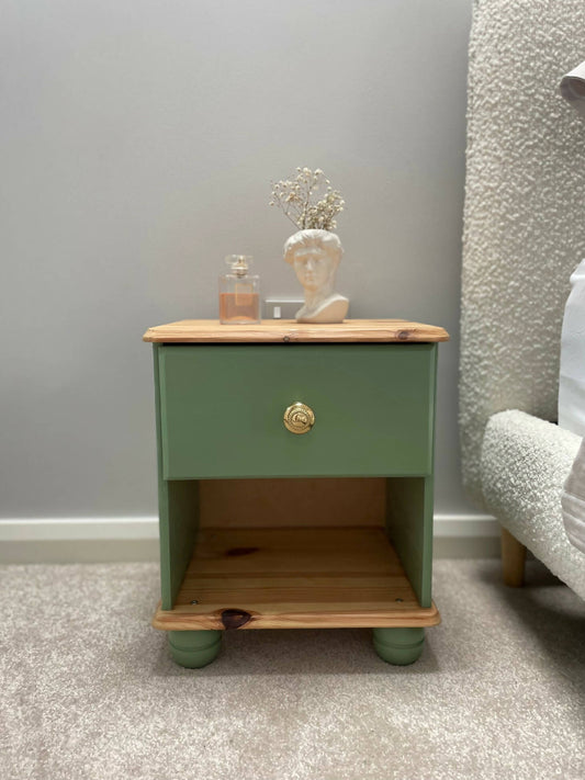 Green bedside tables with gold handles, 'Breakfast Room Green' from Farrow&Ball