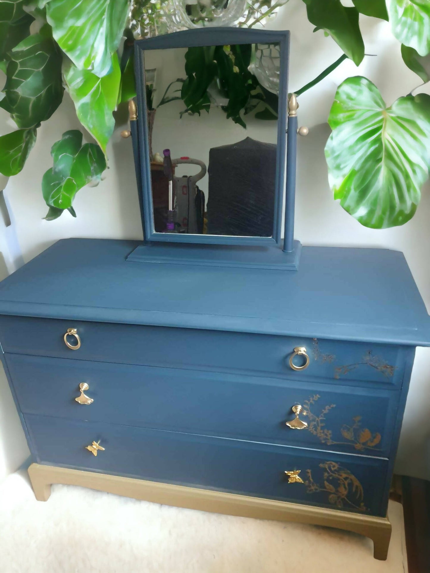 Exquisite Elegant Stag Mistral Dresser & Mirror in Dark Blue with Gold Embossed Accents