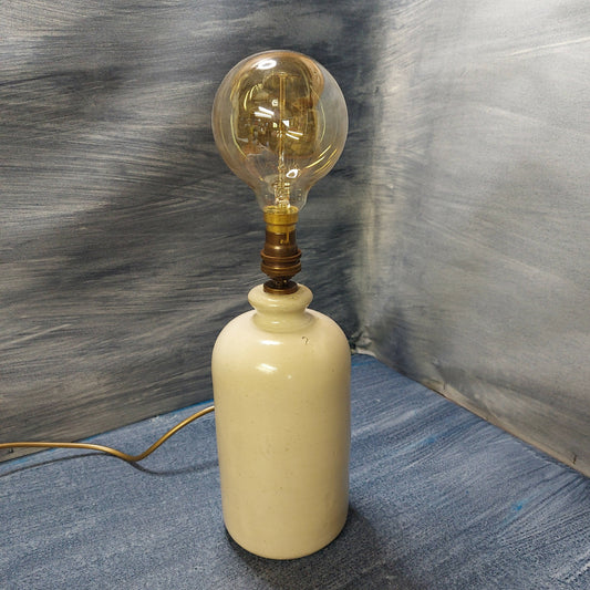 DECORATIVE COUNTRY KITCHEN STYLE EARTHENWARE BOTTLE TABLE LAMP.