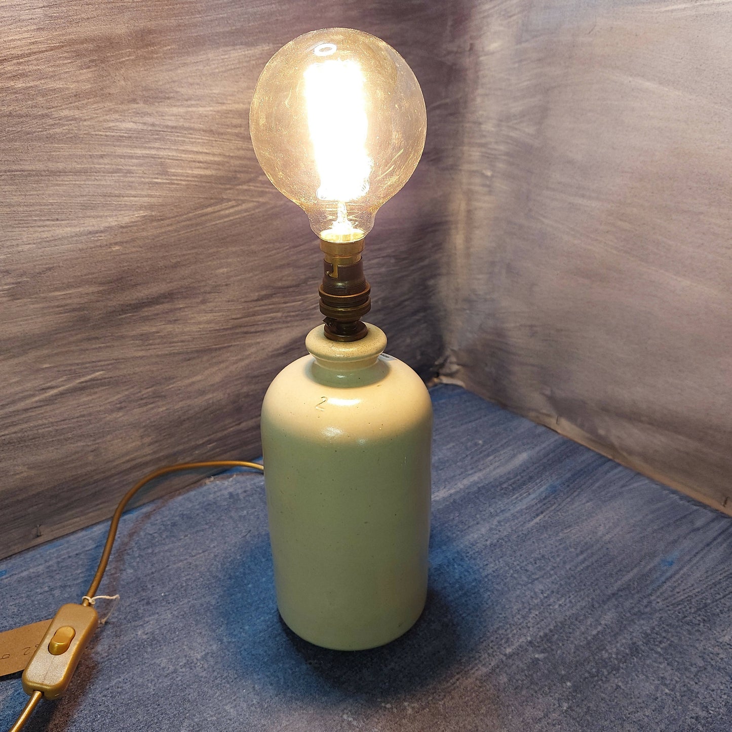 DECORATIVE COUNTRY KITCHEN STYLE EARTHENWARE BOTTLE TABLE LAMP.