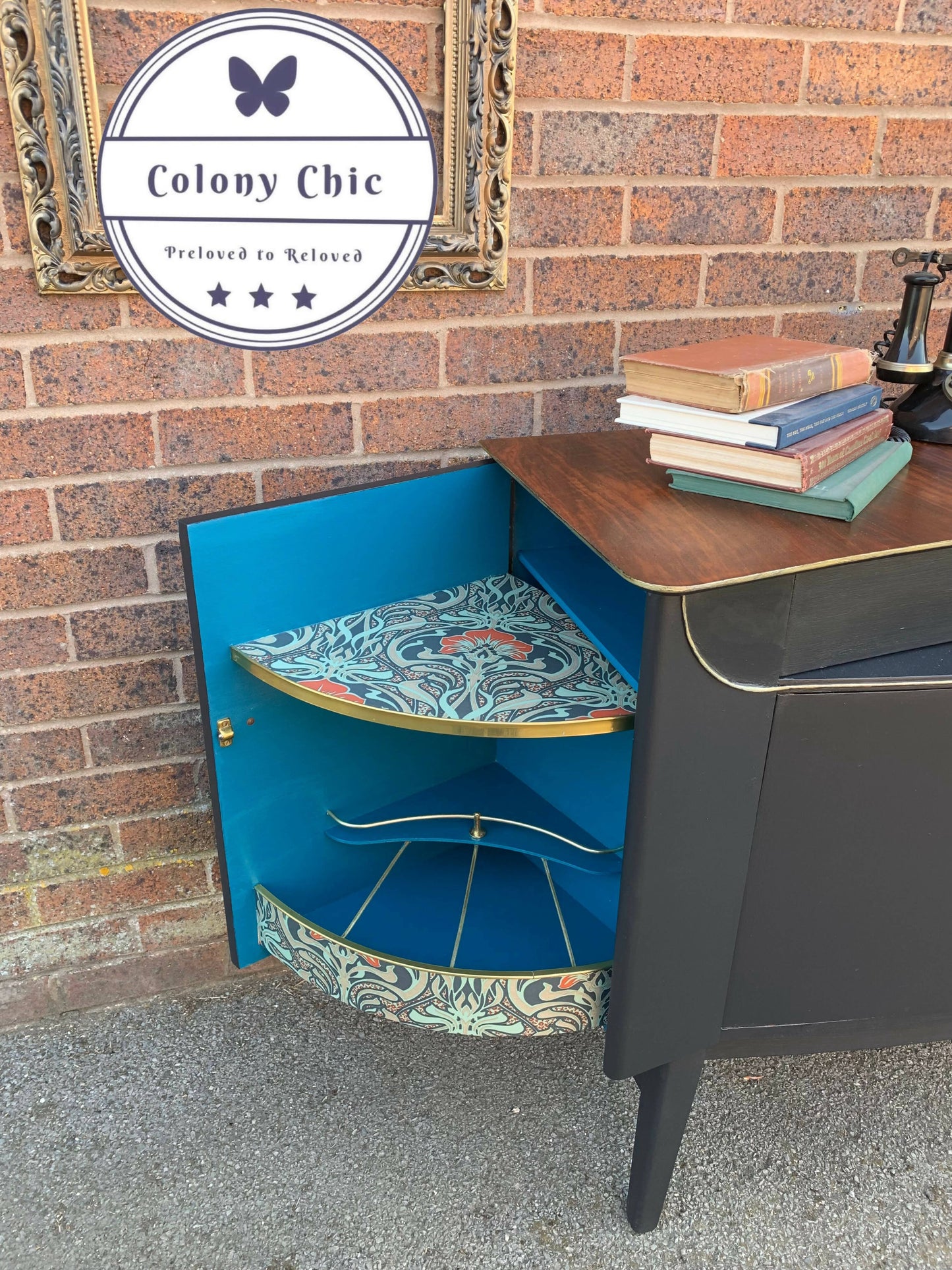 VINTAGE MID CENTURY MODERN BLACK BEAUTILITY SIDEBOARD WITH FABULOUS SIDE DRINKS CABINET