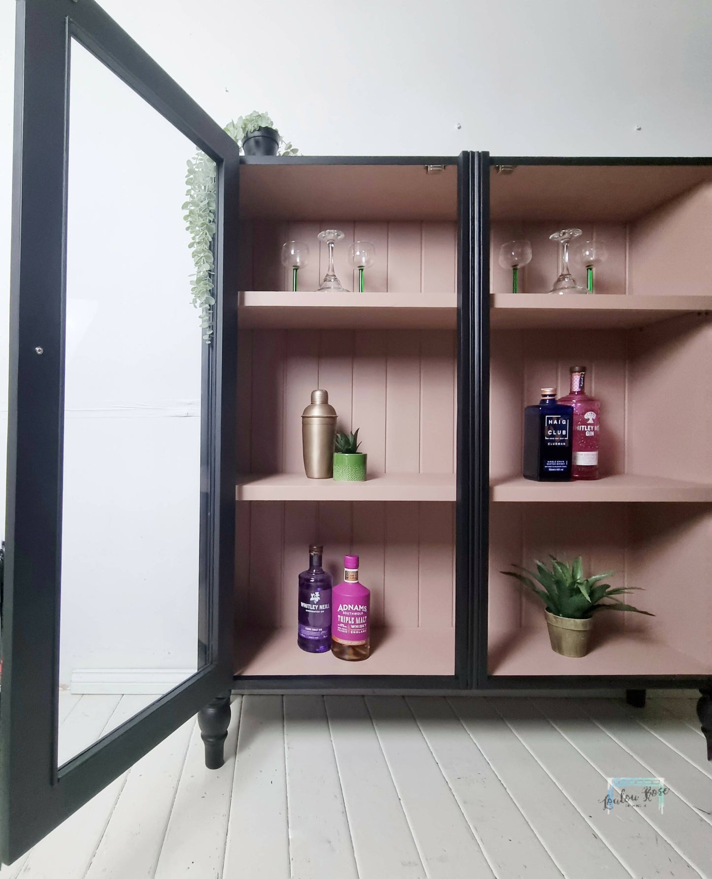 Drinks / Display Cabinet in Black and Pink