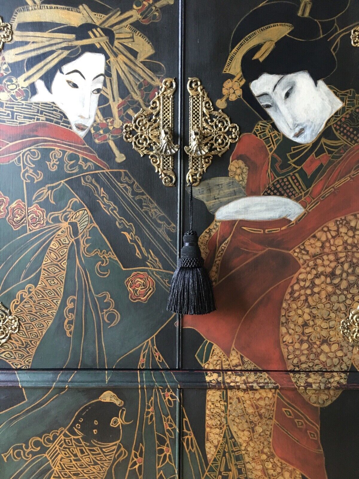 Queen Anne style vintage cocktail cabinet. Handpainted. Japanese style. Geisha.