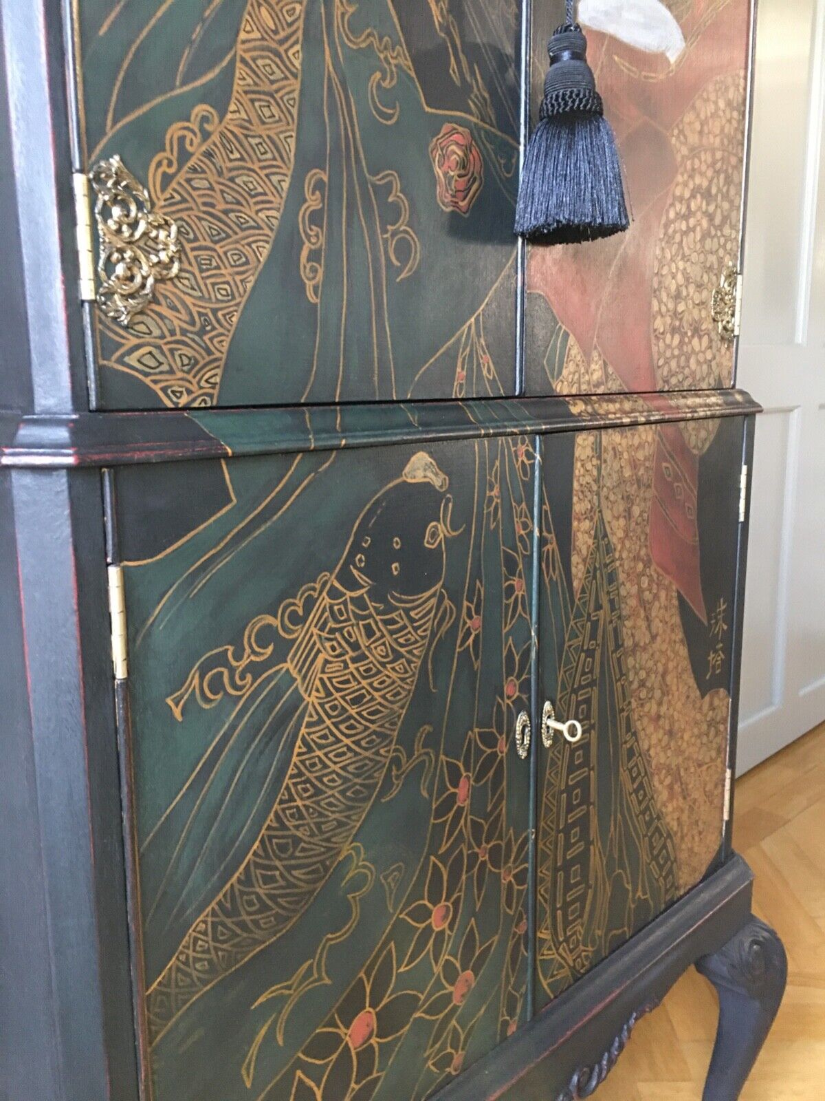 Queen Anne style vintage cocktail cabinet. Handpainted. Japanese style. Geisha.