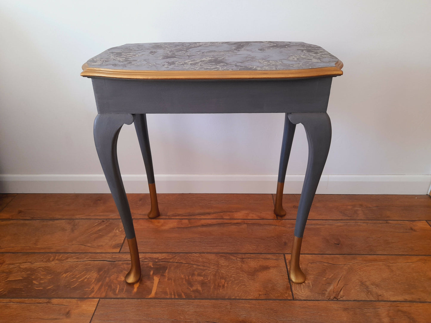 Occasional table, with Queen Anne style legs